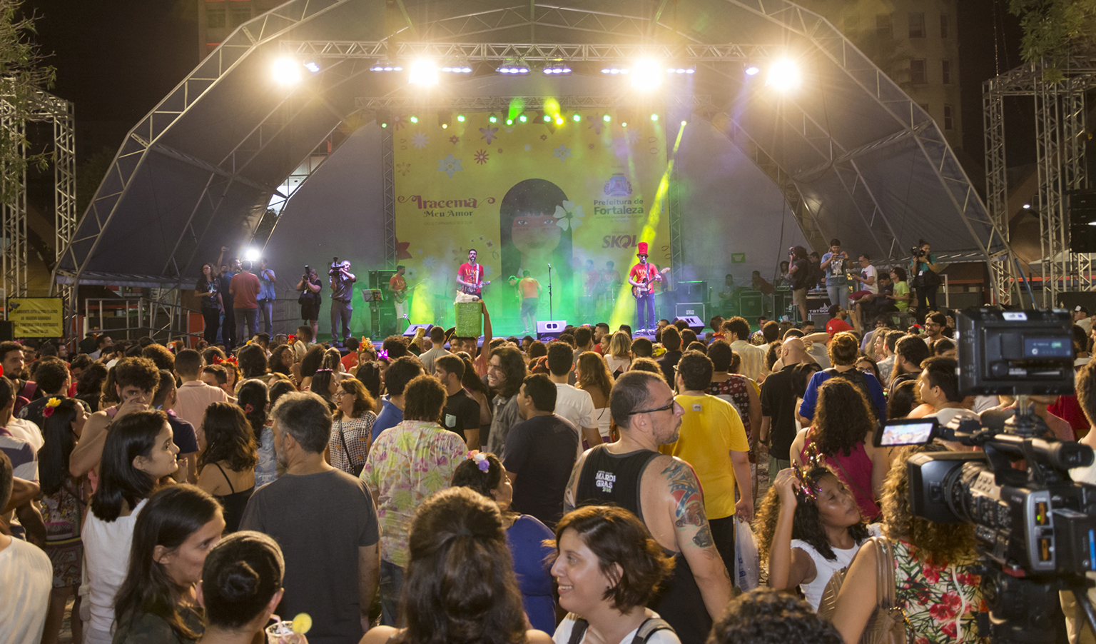 bloco luxo da aldeia no palco da praça do ferreira